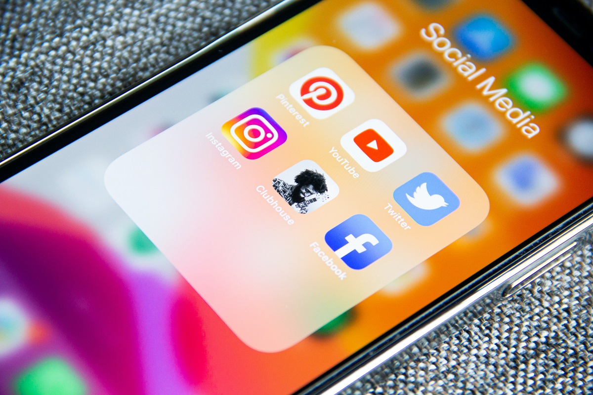 Imagem com uma tela de celular e vários ícones de aplicativos de Redes Sociais